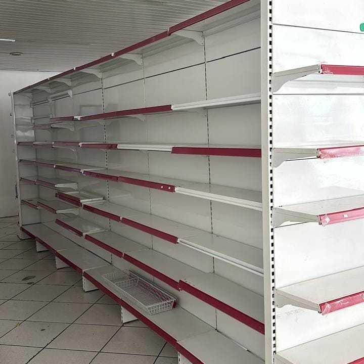 Gôndola Usada em Bom Estado